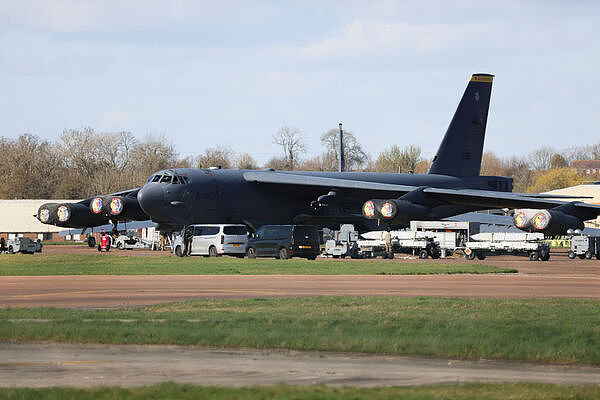 B-52轰炸机升空!美军打击伊朗,击中爆炸画面曝光(视频/组图) - 1