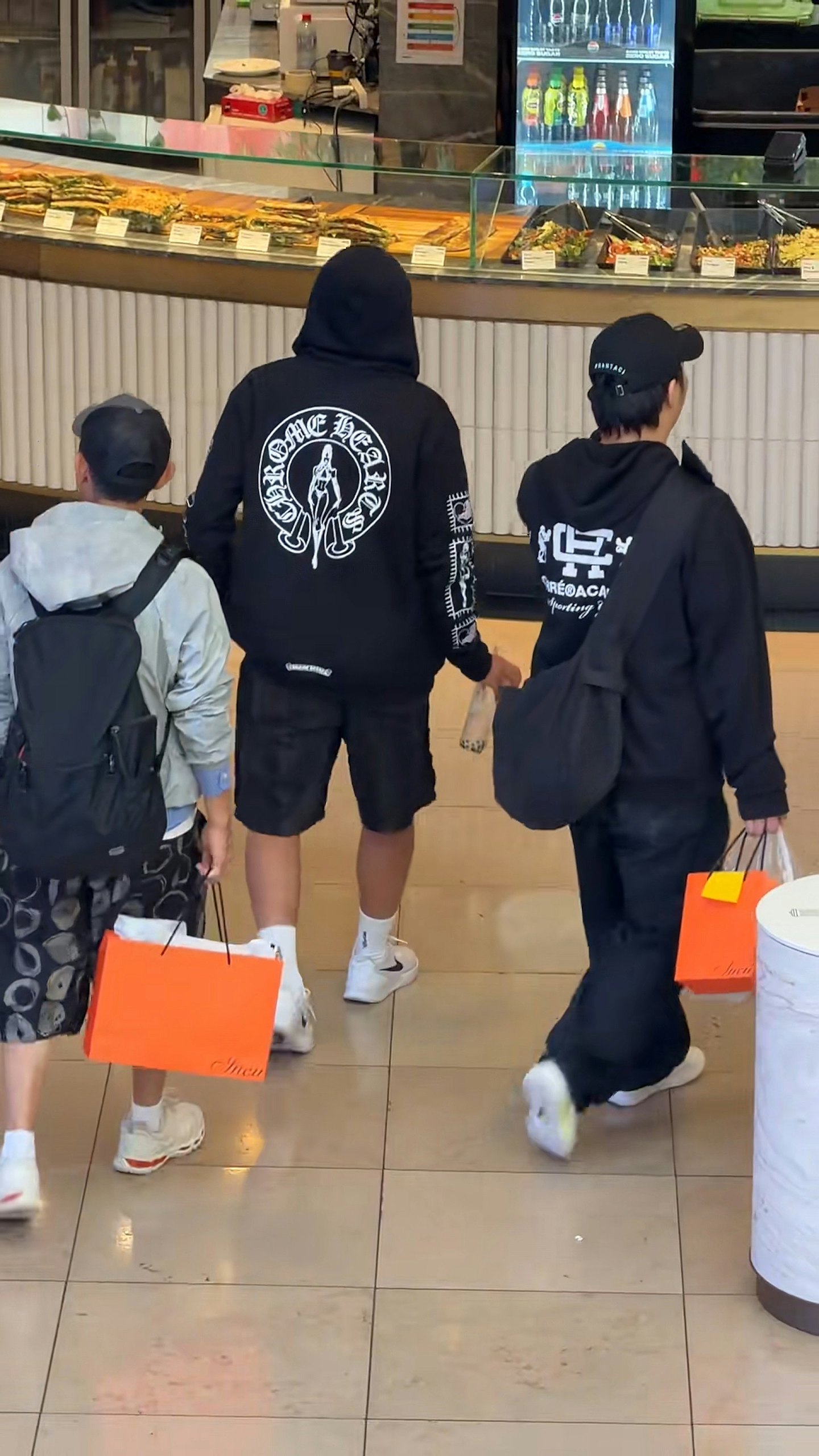乐坛天王澳洲被捕获走姿僵硬令人忧心！患遗传病曾要妈妈帮忙穿袜（组图） - 7