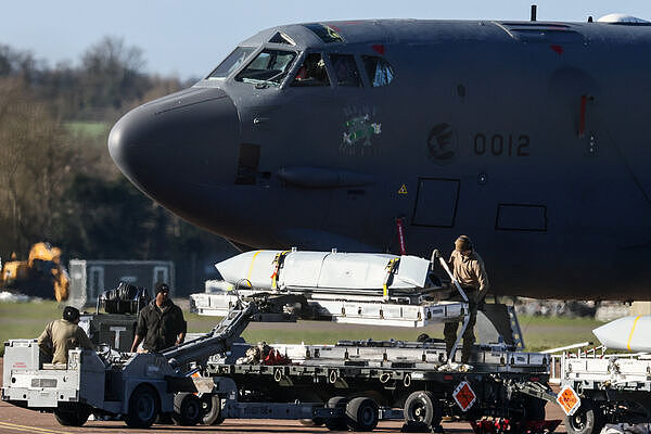 B-52轰炸机升空!美军打击伊朗,击中爆炸画面曝光(视频/组图) - 2