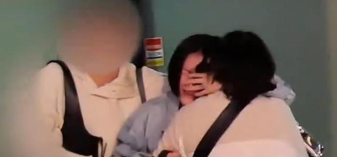 小S这是怎么了?在街头崩溃嚎啕大哭,趴在助理身上站不起来(组图) - 9