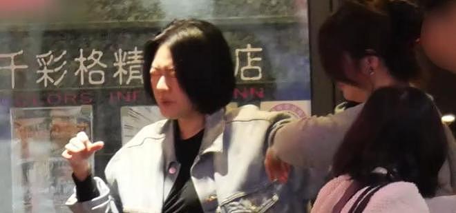 小S这是怎么了?在街头崩溃嚎啕大哭,趴在助理身上站不起来(组图) - 4