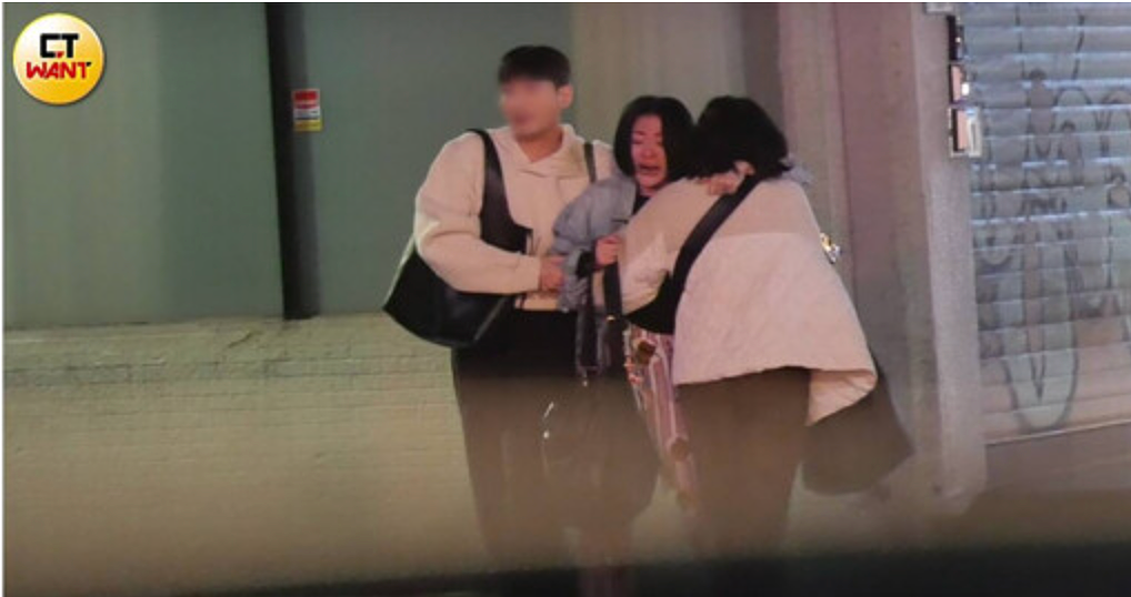 小S深夜醉酒当街崩溃，哭到无法行走！丈夫花边新闻再添暴击？（组图） - 1