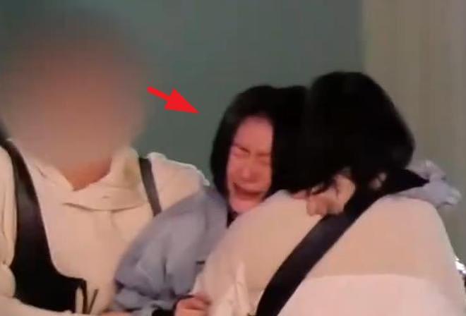 小S这是怎么了?在街头崩溃嚎啕大哭,趴在助理身上站不起来(组图) - 1