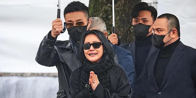 小S这是怎么了?在街头崩溃嚎啕大哭,趴在助理身上站不起来(组图) - 10