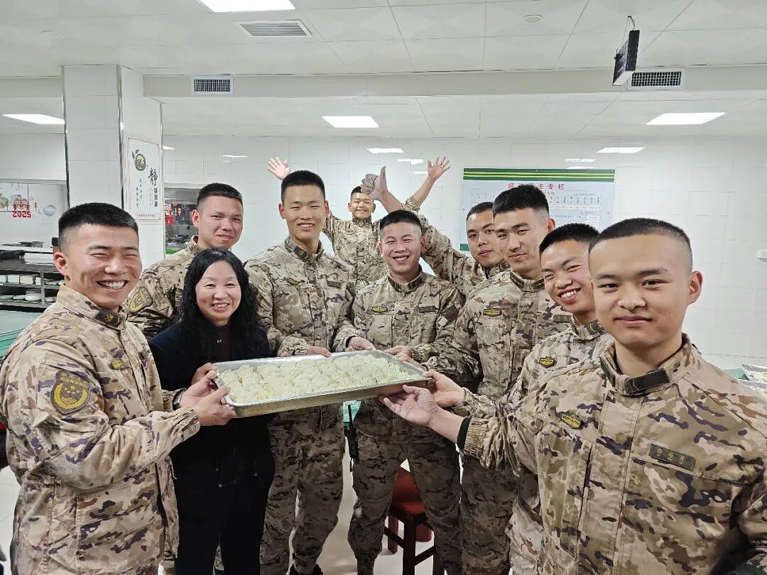 【情感】拥军30年,从“兵女儿”到“兵妈妈”,如今她有100多个兵儿子(组图) - 7
