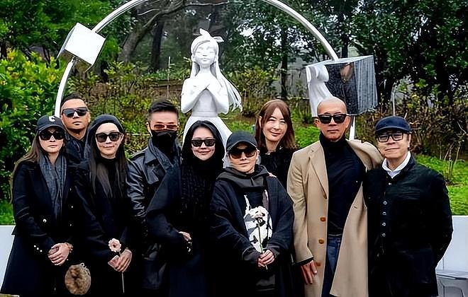 小S这是怎么了?在街头崩溃嚎啕大哭,趴在助理身上站不起来(组图) - 12