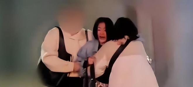 小S这是怎么了?在街头崩溃嚎啕大哭,趴在助理身上站不起来(组图) - 3