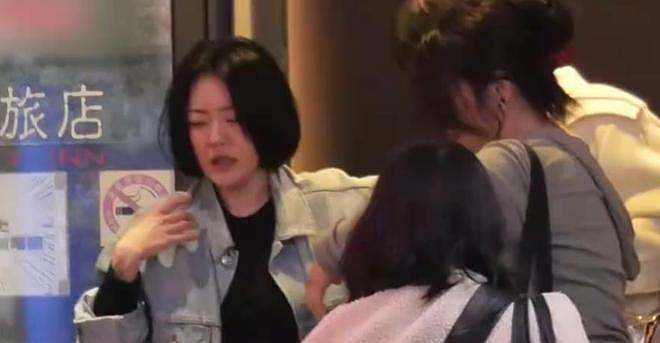 小S这是怎么了?在街头崩溃嚎啕大哭,趴在助理身上站不起来(组图) - 8