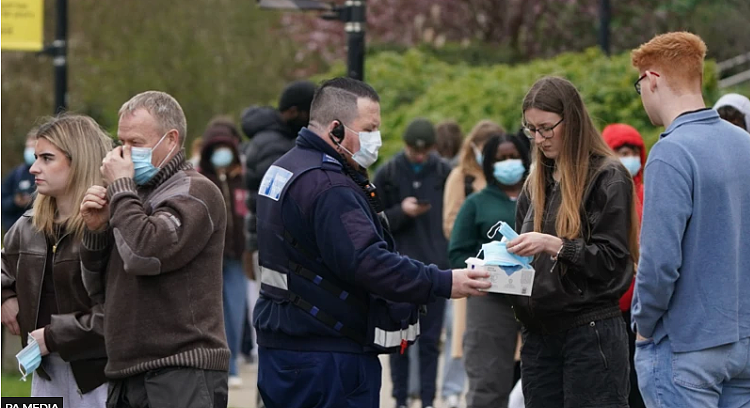 英国大学爆发致命疫情!2死11人危重,学生排长队领药!脑膜炎到底是什么?(组图) - 3