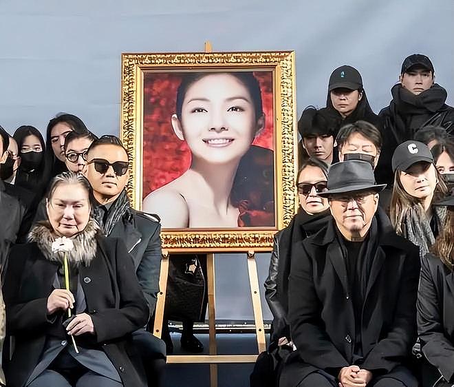 小S这是怎么了?在街头崩溃嚎啕大哭,趴在助理身上站不起来(组图) - 11