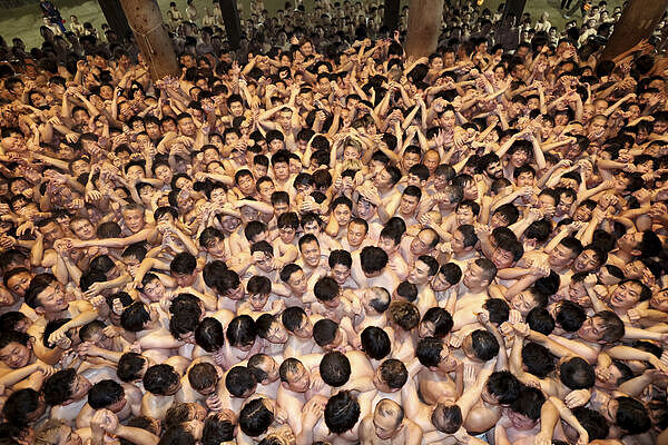 日本500年“裸祭”再添1死!万人疯抢宝木爆踩踏,58岁男宣告不治(组图) - 1