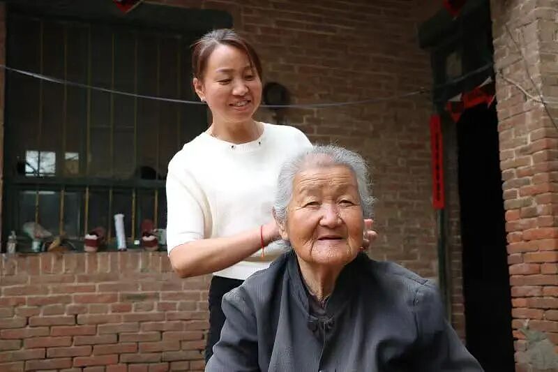 【情感】拥军30年,从“兵女儿”到“兵妈妈”,如今她有100多个兵儿子(组图) - 3