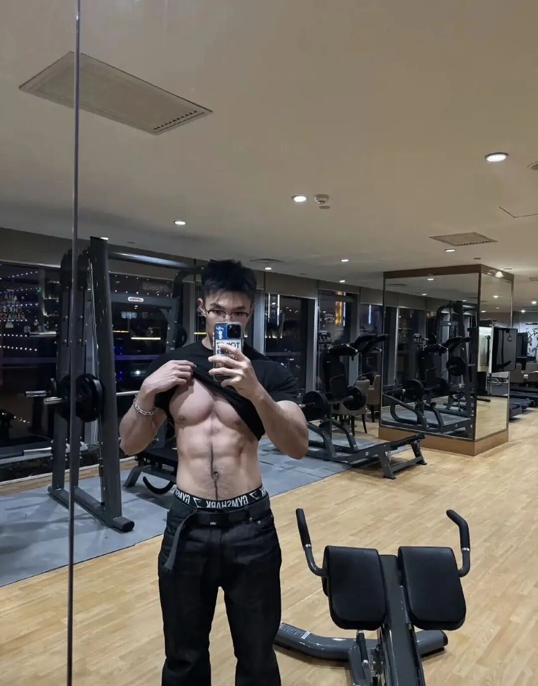 【帅哥】186cm东北直男体育生，这个腹肌有亮点…（组图） - 1