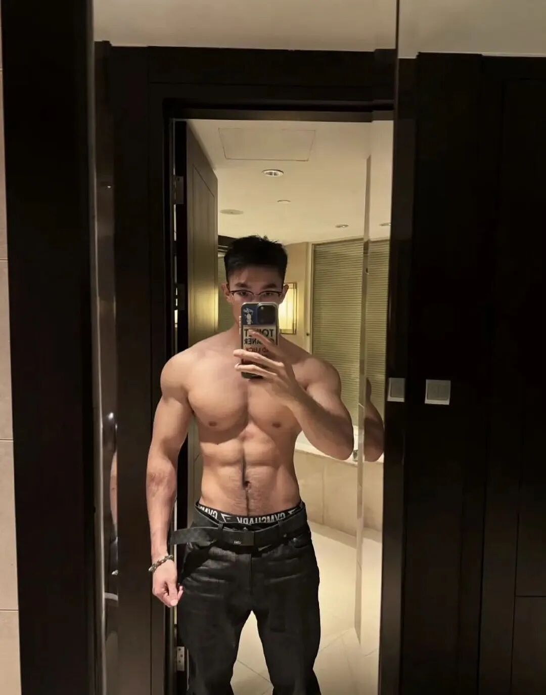 【帅哥】186cm东北直男体育生，这个腹肌有亮点…（组图） - 2