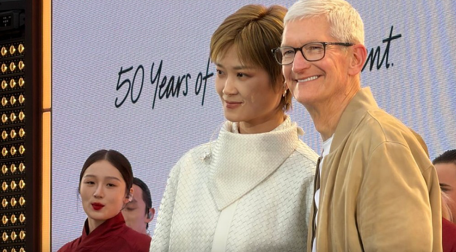 苹果50周年:CEO库克现身成都!李宇春登台献唱画面曝(组图) - 5
