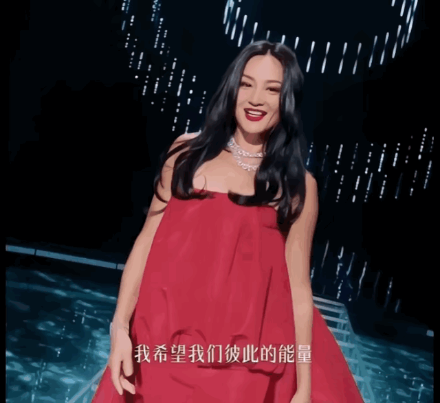 【社交】54岁瞿颖“退休后”又翻红，超模归来竟是女“梗”王！网友：我的快乐都是姐姐给的（组图） - 33
