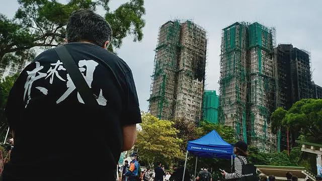 香港宏福苑火灾:劳工处多次巡查未发现吸烟,棚网承建商被指大火后试图隐瞒(组图) - 4