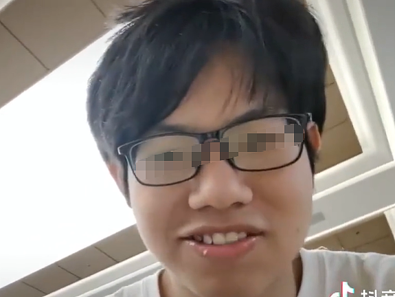 高铁候车室女生举报被偷拍事件！偷拍者正脸曝光后又被扒出更多过往偷拍黑料（组图） - 10