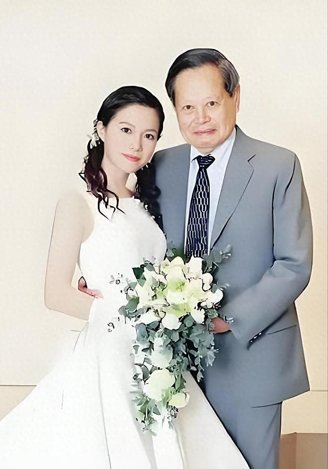 49岁翁帆丧夫后高调露面!她不会出国定居,要托起父母的晚年(组图) - 1