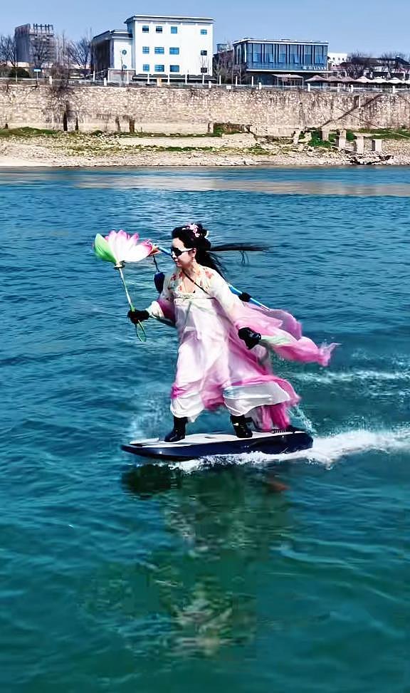 武汉女孩“御剑飞行”一夜爆火,横跨长江堪比武侠片,本人回应(组图) - 8
