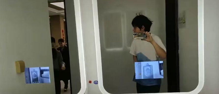高铁候车室女生举报被偷拍事件！偷拍者正脸曝光后又被扒出更多过往偷拍黑料（组图） - 1