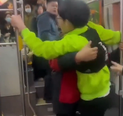 高铁候车室女生举报被偷拍事件！偷拍者正脸曝光后又被扒出更多过往偷拍黑料（组图） - 8