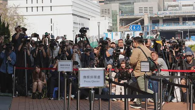 香港宏福苑火灾:劳工处多次巡查未发现吸烟,棚网承建商被指大火后试图隐瞒(组图) - 1