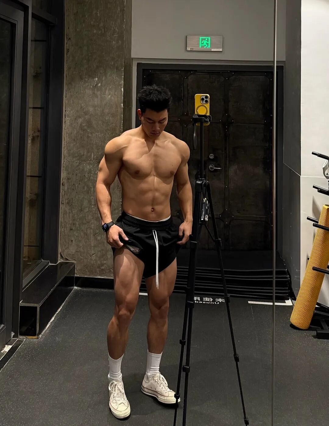 【帅哥】武汉爆火的超猛肌肉健身教练,健身房打桩超持久(组图) - 10