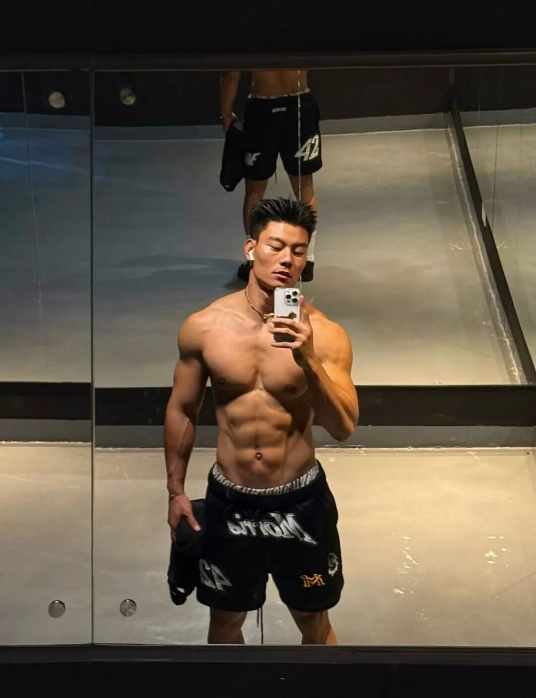 【帅哥】武汉爆火的超猛肌肉健身教练,健身房打桩超持久(组图) - 11