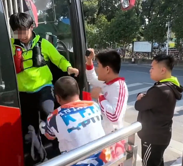 高铁候车室女生举报被偷拍事件！偷拍者正脸曝光后又被扒出更多过往偷拍黑料（组图） - 4