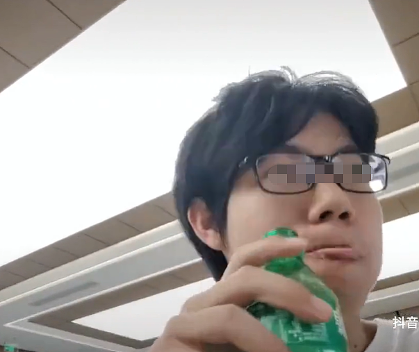 高铁候车室女生举报被偷拍事件！偷拍者正脸曝光后又被扒出更多过往偷拍黑料（组图） - 11