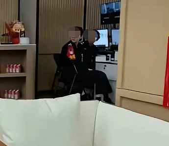 高铁候车室女生举报被偷拍事件！偷拍者正脸曝光后又被扒出更多过往偷拍黑料（组图） - 3