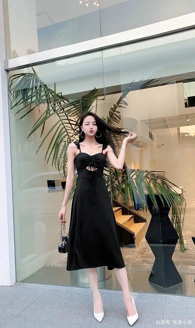 【美女】气质高雅，黑色镂空连衣裙（组图） - 2