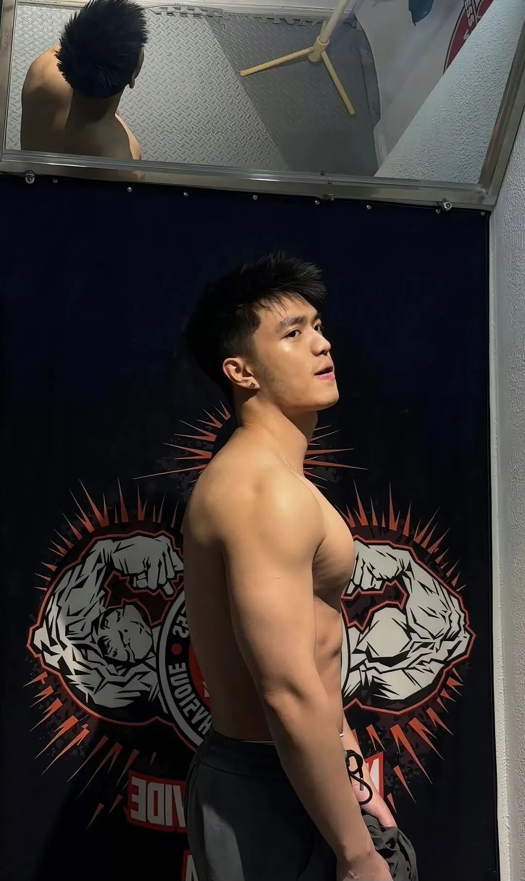 【帅哥】185cm大鼻子肌肉帅哥,网友直呼:看着很厉害(组图) - 1