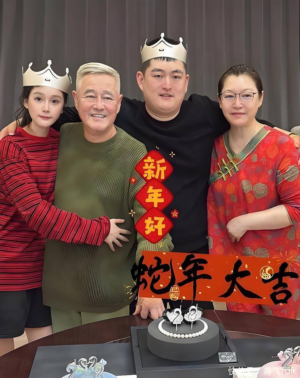 69岁赵本山：岳父离世后，他托起岳母的晚年，白发苍苍仍要尽孝（组图） - 9