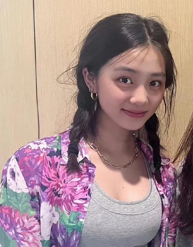 黄多多海边比基尼，不再是淑女形象，20岁脸很小，又瘦又美（组图） - 10