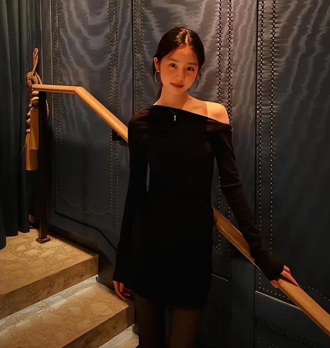 黄多多海边比基尼，不再是淑女形象，20岁脸很小，又瘦又美（组图） - 9