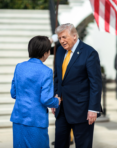 高市早苗白宫会特朗普卑躬屈膝态度遭狠批！中国外交部表态（组图） - 10