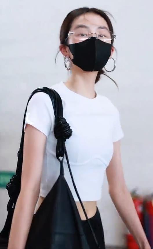 黄多多海边比基尼，不再是淑女形象，20岁脸很小，又瘦又美（组图） - 5