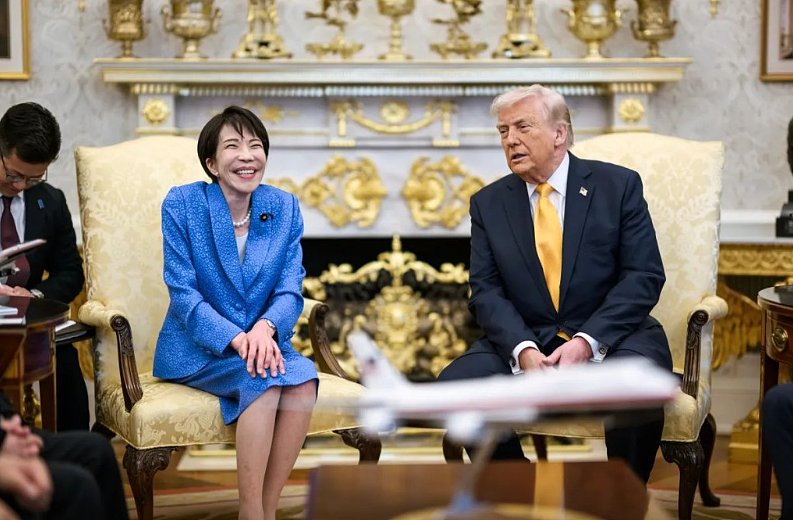 高市早苗白宫会特朗普卑躬屈膝态度遭狠批！中国外交部表态（组图） - 5