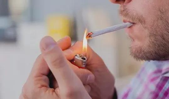 携上千条香烟入境新加坡，多名中国男子当场被扣押：恐牢底坐穿！更多相关“黑产”内幕曝光…（组图） - 14
