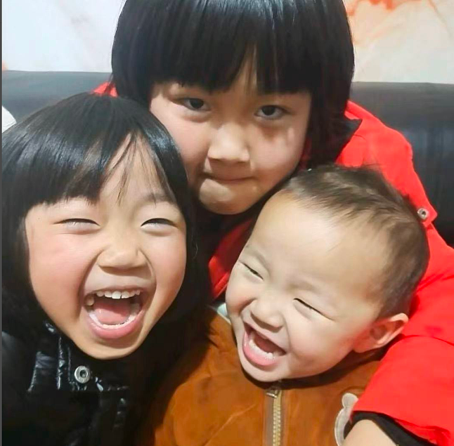 【情感】8岁女孩捧6张奖状给妈妈上坟，背后是姑姑一人带5娃，不到40岁满头白发的全力托举（组图） - 4