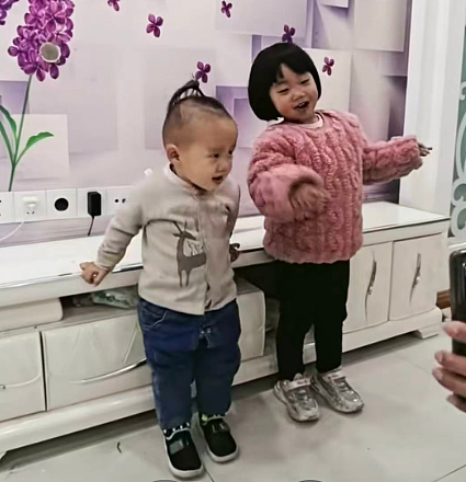 【情感】8岁女孩捧6张奖状给妈妈上坟，背后是姑姑一人带5娃，不到40岁满头白发的全力托举（组图） - 5