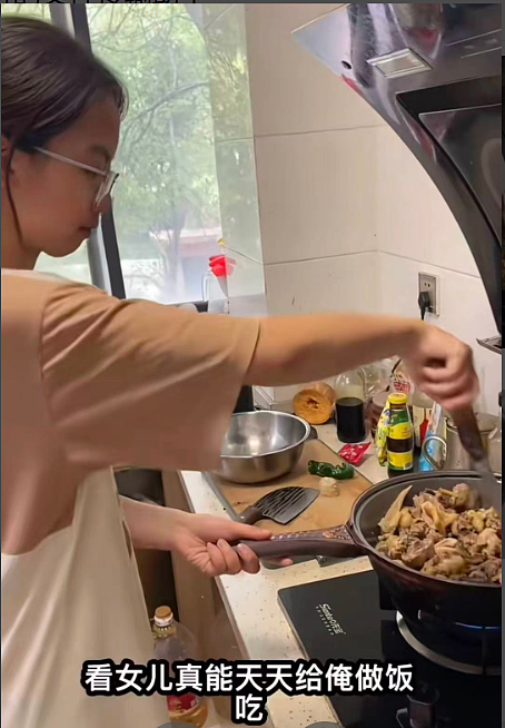 【情感】8岁女孩捧6张奖状给妈妈上坟，背后是姑姑一人带5娃，不到40岁满头白发的全力托举（组图） - 9