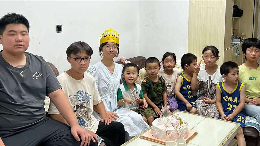 【情感】8岁女孩捧6张奖状给妈妈上坟，背后是姑姑一人带5娃，不到40岁满头白发的全力托举（组图） - 17