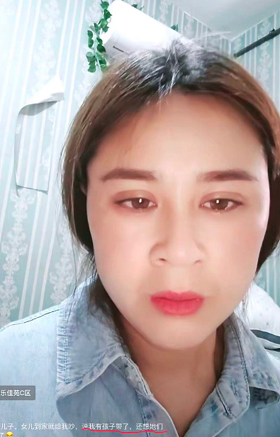 【情感】8岁女孩捧6张奖状给妈妈上坟，背后是姑姑一人带5娃，不到40岁满头白发的全力托举（组图） - 6