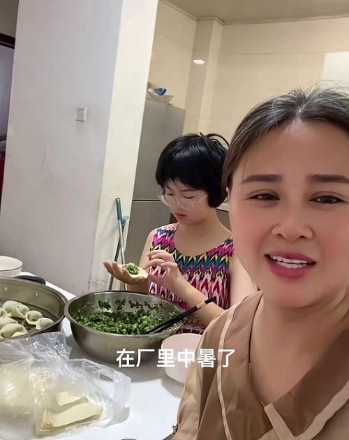 【情感】8岁女孩捧6张奖状给妈妈上坟，背后是姑姑一人带5娃，不到40岁满头白发的全力托举（组图） - 13