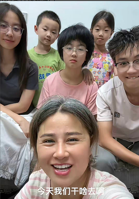 【情感】8岁女孩捧6张奖状给妈妈上坟，背后是姑姑一人带5娃，不到40岁满头白发的全力托举（组图） - 3