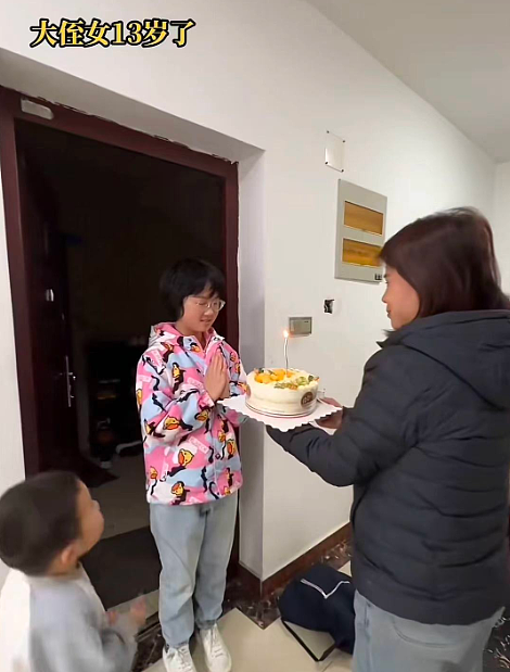 【情感】8岁女孩捧6张奖状给妈妈上坟，背后是姑姑一人带5娃，不到40岁满头白发的全力托举（组图） - 7