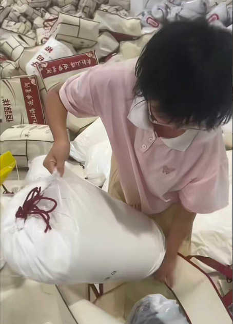 【情感】8岁女孩捧6张奖状给妈妈上坟，背后是姑姑一人带5娃，不到40岁满头白发的全力托举（组图） - 12